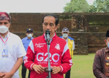 Presiden Joko Widodo di dampingi Gubernur Al Haris meninjau Candi Kedaton di Kawasan Cagar Budaya Nasional Muaro Jambi (foto :Capture video sekretariat presiden)