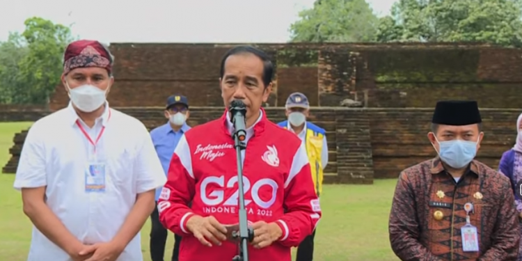 Presiden Joko Widodo di dampingi Gubernur Al Haris meninjau Candi Kedaton di Kawasan Cagar Budaya Nasional Muaro Jambi (foto :Capture video sekretariat presiden)
