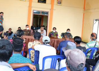 upati Tanjung Jabung Timur Romi Hariyanto menyampaikan sambutanya pada acara penyerahan bantuan pupuk organik di Kantor Desa Jati Mulyo Kecamatan Dendang (foto: Ist)