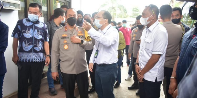 Kapolda Dampingi Gubernur Jambi Sambut Kedatangan Dirut Pertamina (foto: Ist)