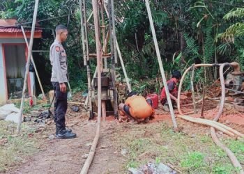 Tiga Polisi Warga SAD Binaan Kapolda Jambi Bantu Pembangunan Kampungnya (foto:Ist)