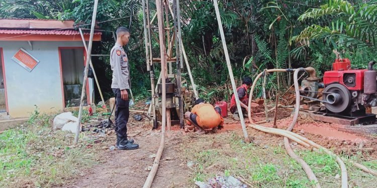 Tiga Polisi Warga SAD Binaan Kapolda Jambi Bantu Pembangunan Kampungnya (foto:Ist)