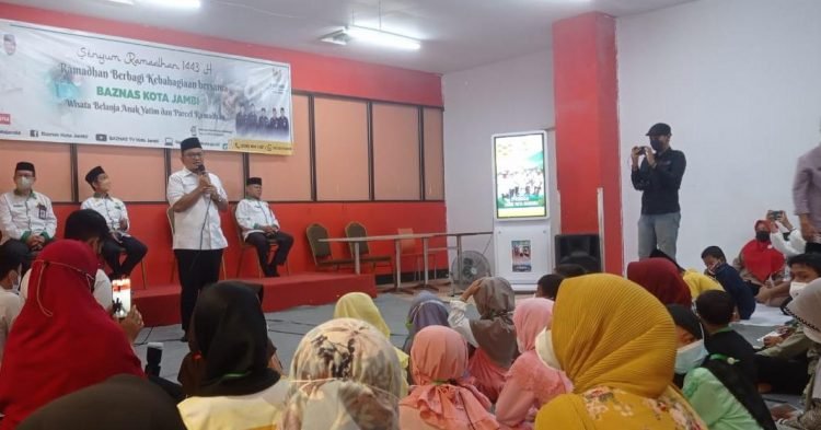 Wawako Sapa Anak yatim dan duafa Sambil Sekaligus Belanja Baju Lebaran (foto: Ist)