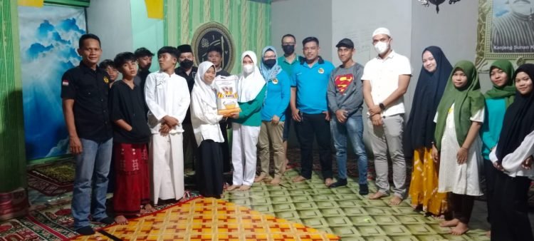 ZLS STS Jambi Bagi-bagi Takjil Gratis Kepada Pengendara (Foto: Ist)