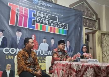 Rektor UIN STS Jambi Prof. Su’aidi Asy’ari didampingi Wakil Rektor I UIN STS Jambi saat menggelar konferensi pers. (Foto: Bahara)