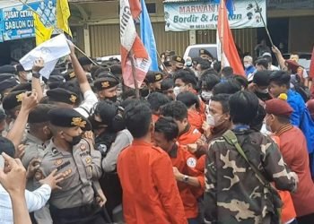 Mahasiswa terlibat aksi dorong dengan aparat saat unjuk rasa kunker Jokowi di Jambi (Foto: Ferdi Almunanda)