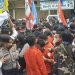 Mahasiswa terlibat aksi dorong dengan aparat saat unjuk rasa kunker Jokowi di Jambi (Foto: Ferdi Almunanda)