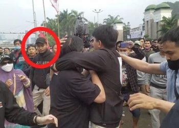 Pria pertama yang pukul Ade Armando (dilingkari merah)/(dok. Istimewa)