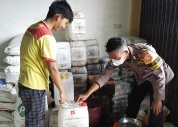 Polsek Sungai Gelam saat monitoring Minyak Goreng di Desa Mekar Jaya (foto: Humas Polsek Sungai Gelam)