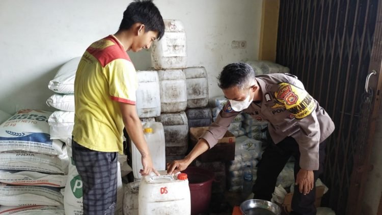 Polsek Sungai Gelam saat monitoring Minyak Goreng di Desa Mekar Jaya (foto: Humas Polsek Sungai Gelam)