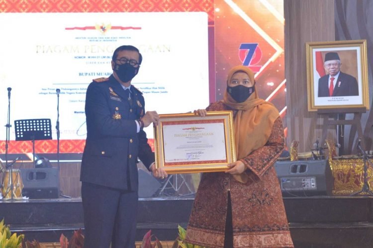Bupati Muaro Jambi Terima Penghargaan Dari Menteri Hukum dan Ham RI (foto: Ist)