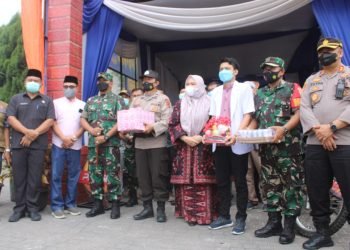 Bupati Muaro Jambi Masna Busro dan Kapolres Muaro Jambi saat mengunjungi PosPam Citra Raya dan memberikan Bingkisan kepada personil yang melaksanakan pengamanan OPS ketupat tahun 2022 (foto: Humas PMJ)