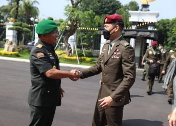Kepala Staf Angkatan Darat (Kasad) Jenderal TNI Dudung Abdurachman, S.E., M.M., saat menerima kunjungan kehormatan Panglima AD Singapura Brigadir Jenderal David Neo di Mabesad