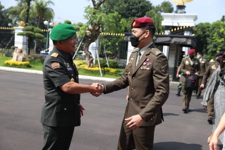 Kepala Staf Angkatan Darat (Kasad) Jenderal TNI Dudung Abdurachman, S.E., M.M., saat menerima kunjungan kehormatan Panglima AD Singapura Brigadir Jenderal David Neo di Mabesad