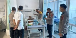 Kapolda Jambi Irjen Pol Albertus Rachmad Wibowo saat jenguk AKP Johan Silaen (foto: Bid Humas Polda Jambi)