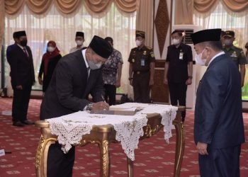 Gubernur Jambi Al Haris mengharapkan kepada anggota Komisi Informasi (KI) Provinsi Jambi yang terpilih bisa berkerja secara profesional (foto: Harun)