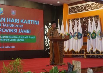 Wakil Gubernur Jambi Abdullah Sani saat mengapresiasi peran perempuan dalam membangun Provinsi Jambi (foto: Sopbirin)