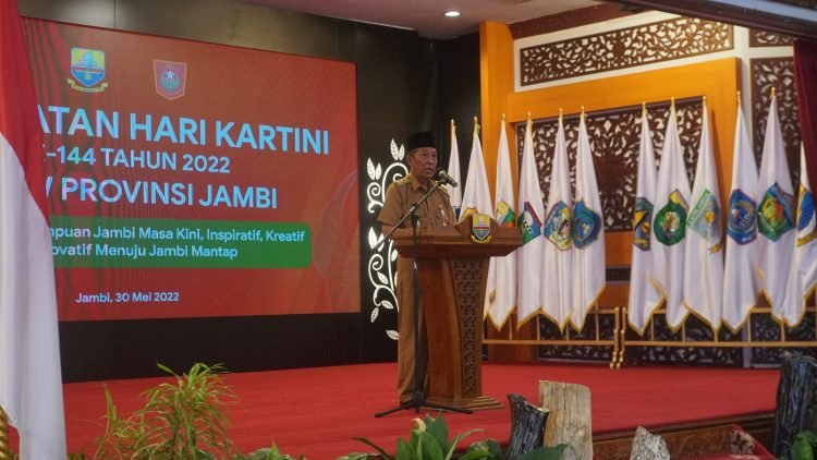 Wakil Gubernur Jambi Abdullah Sani saat mengapresiasi peran perempuan dalam membangun Provinsi Jambi (foto: Sopbirin)