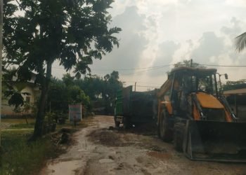 Alat berat PT PAL Petaling saat memperbaiki jalan penghubung 4 desa (Foto: Dn)