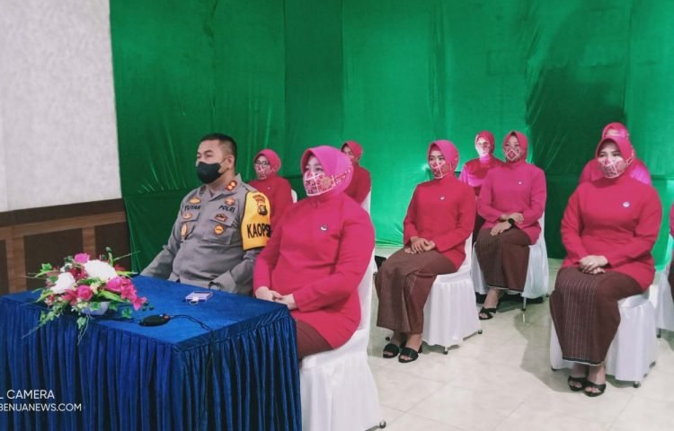 Kapolres Muaro Jambi AKBP Yuyan Priatmaja S.I.K,MH bersama Ketua Bhayangkari Cabang Ny.Dian Yuyan saat mengikuti Acara kegiatan Ulang Tahun Yayasan Kemala Bhayangkari Ke 42 Secara virtual (foto: ist)