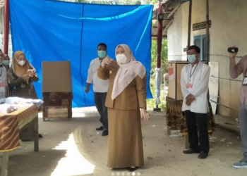 Bupati Masnah Tinjau Langsung Pelaksanaan Pilkades Serentak Kabupaten Muaro Jambi Tahun 2022 (foto: Ist)