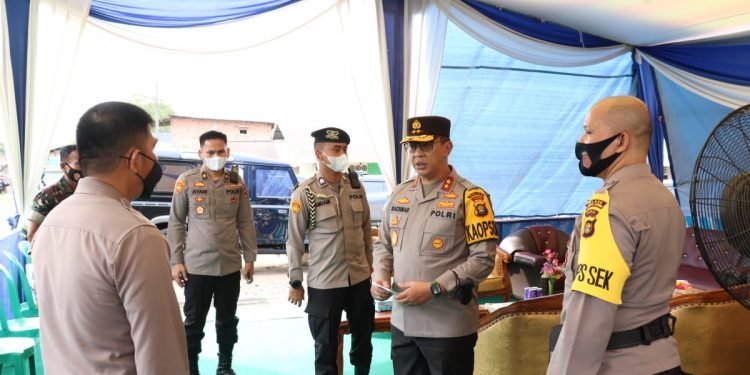 Kapolda Jambi saat Mengecek Langsung Arus Balik Lebaran 2022 di Pos Pam Tempino