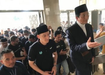Mesut Ozil tiba di masjid Istiqlal. Foto: Hanif/detikHOT