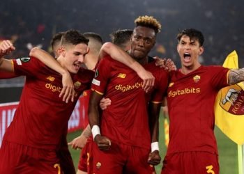 Abraham (tengah) menjadi penentu kemenangan Roma di laga ini. Foto: Getty Images/Julian Finney