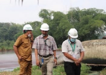 Anggota DPRD Robinson Sirait saat turun langsung ke PT Brahma Bina Bakti (foto: ist)