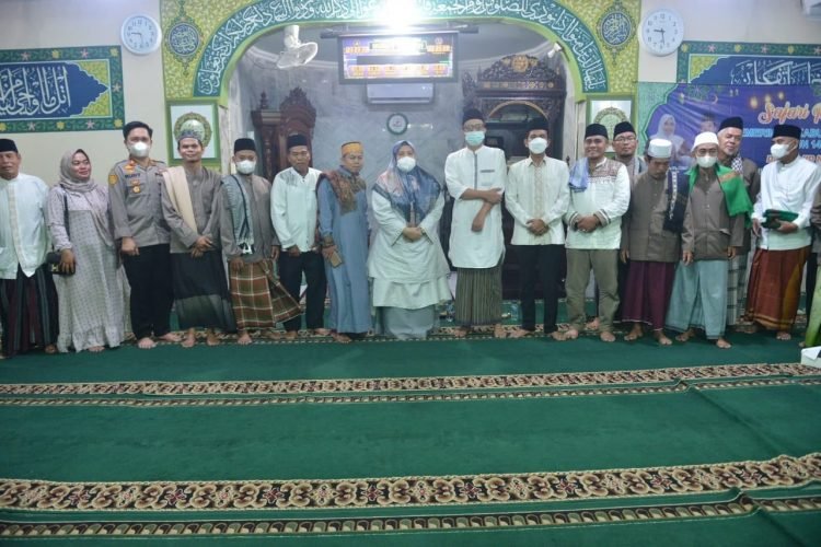 Masnah Busro saat safari Ramadhan di kelurahan pijoan (foto: ist)