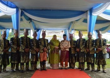 Bupati Muaro Jambi Masnah Busro bersama Kepala Desa se-kecamatan Taman Rajo (foto: ist)