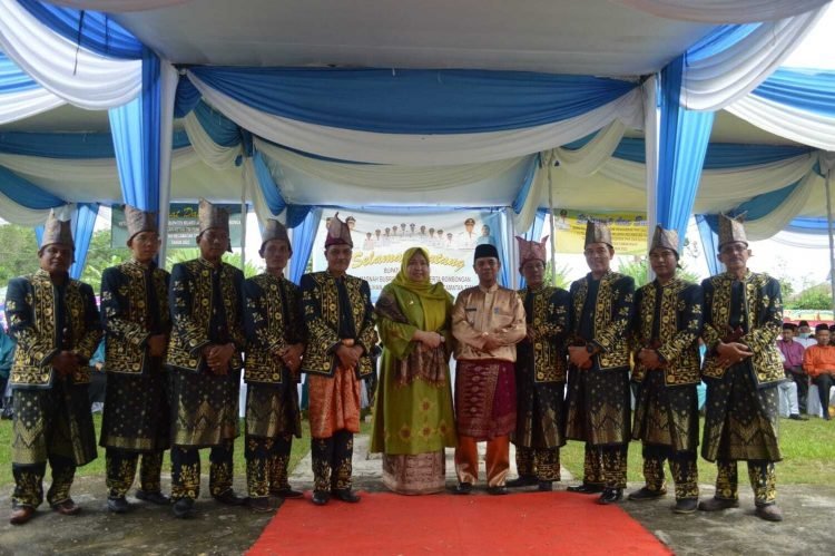 Bupati Muaro Jambi Masnah Busro bersama Kepala Desa se-kecamatan Taman Rajo (foto: ist)