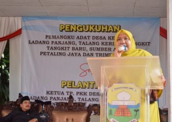 Bupati Muaro Jambi Masnah Busro saat memberikan arahan untuk delapan kepala desa baru (foto: ist)