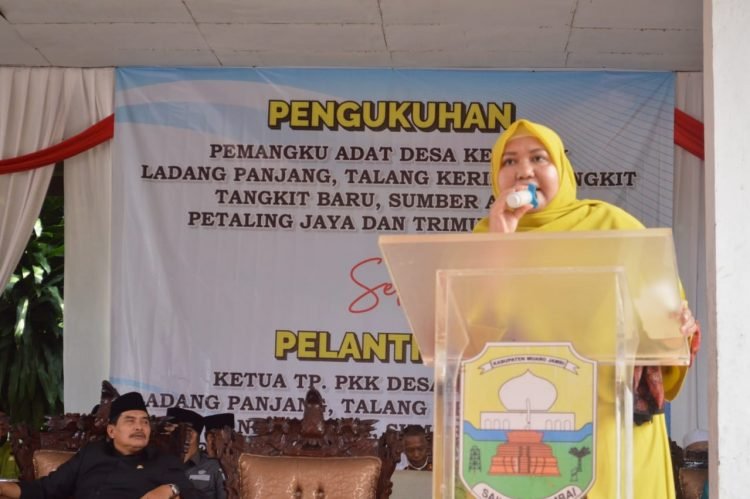 Bupati Muaro Jambi Masnah Busro saat memberikan arahan untuk delapan kepala desa baru (foto: ist)