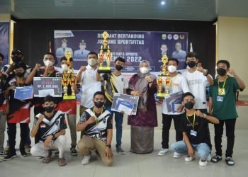 Masnah Busro bersama juara turnamen Game Mobile legends Bupati Cup Milenial 2022 (foto: ist)