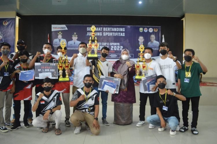 Masnah Busro bersama juara turnamen Game Mobile legends Bupati Cup Milenial 2022 (foto: ist)