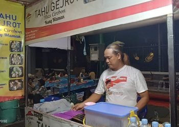 Pedagang Kuliner Tahu Gejrot di Wisata Tugu Keris Kota Jambi