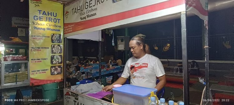 Pedagang Kuliner Tahu Gejrot di Wisata Tugu Keris Kota Jambi