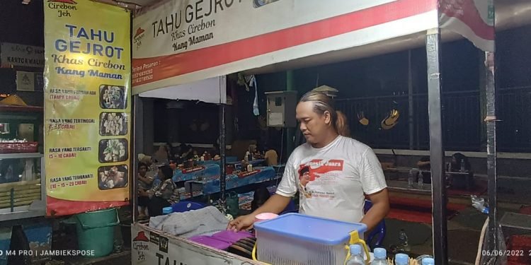 Pedagang Kuliner Tahu Gejrot di Wisata Tugu Keris Kota Jambi