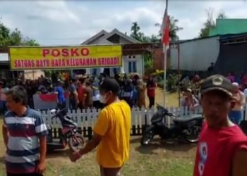 Masyarajat saat memblokir jalan, Protes terkait Jam Oprasional Armada batubara (foto: badrun)