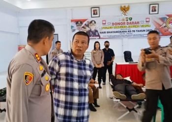 Romi Hariyanto saat Tinjau Pelaksanaan Donor Darah di Mapolres Tanjabtim (foto: ist)