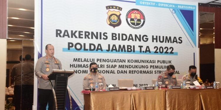 Kapolda Jambi, Irjen Pol. A. Rachmad Wibowo saat membuka Rakernis Bidang Humas Polda Jambi TA 2022 (foto: ist)