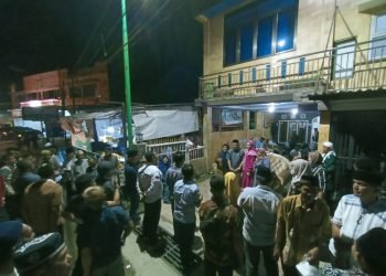 Ratusan warga Sabtu (11/6) malam mendatangi kediaman Budi Setiawan di RT 28, Kelurahan Pasir Putih (foto: Chun)