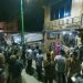 Ratusan warga Sabtu (11/6) malam mendatangi kediaman Budi Setiawan di RT 28, Kelurahan Pasir Putih (foto: Chun)