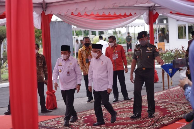 Gubernur Al Haris Saat mendampingi Wakil Presiden (foto: Harun, Hori)