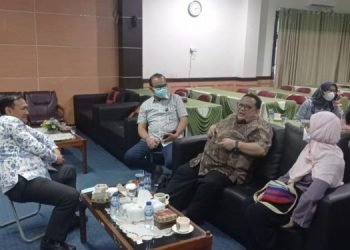 Dr. dr. Herlambang, Sp.OG-KFM saat berbincang dengan 3 Direktur Rumah Sakit dari Jakarta (foto: ist)