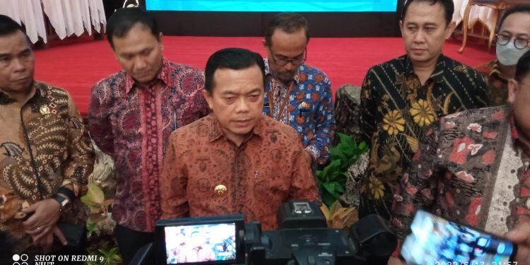 Gubernur Al Haris saat di wawancara awak media (foto: Ega)