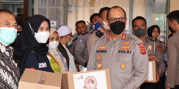 Kapolda Jambi Irjen Pol. A. Rachmad Wibowo menyerahkan paket bantuan (foto:ist)