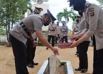 Kapolres Muaro Jambi saat menabur bunga di TMP