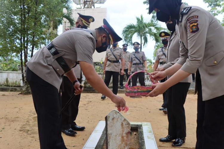 Kapolres Muaro Jambi saat menabur bunga di TMP